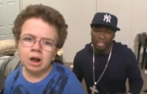 Quand 50 Cent s’invite chez un fan pour chanter avec lui ! (VIDEO)