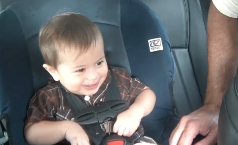 Un bébé qui aime la musique de Bob Marley (VIDEO)