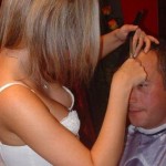 France : Le premier salon de coiffure aux hôtesses topless