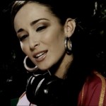 EXCLU : Kenza Farah Feat. Younes – Ainsi va la vie (CLIP)