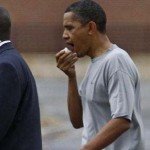 Obama se blesse en jouant au basketball (VIDEO)