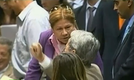 Argentine : Une députée gifle un parlementaire en plein débat (VIDEO)