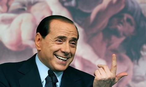 Polémique : Berlusconi « Mieux vaut avoir la passion des belles femmes qu’être gay » (VIDEO)