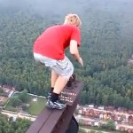En équilibre à 274 mètres du sol sans sécurité (VIDEO)