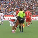 Carlos Alberto abaisse le short de l&rsquo;arbitre en plein match (VIDEO)
