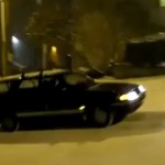 Un automobiliste défie la neige en côte (VIDEO)
