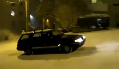 Un automobiliste défie la neige en côte (VIDEO)
