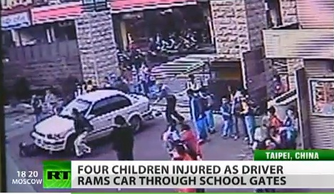 Choc : Un homme écrase des écoliers et s’immole par le feu (VIDEO)