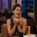 Halle Berry simule un orgasme à la télévision (VIDEO)