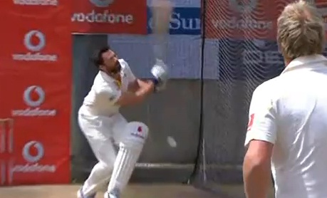 Hugh Jackman se prend une balle de cricket dans les parties intimes (VIDEO)