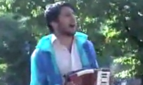 Un musicien de rue se fait démonter par un homme très énervé (VIDEO)