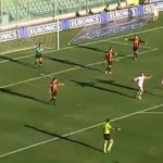Quand un joueur prend le ballon des mains du gardien pour marquer (VIDEO)