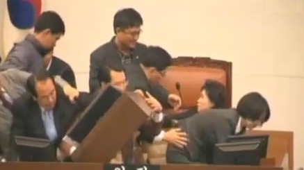Grosse bousculade au parlement sud-coréen (VIDEO)