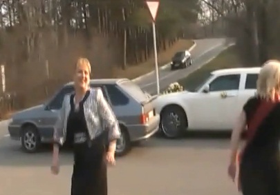 Accident de voiture pendant un mariage Russe (VIDEO)
