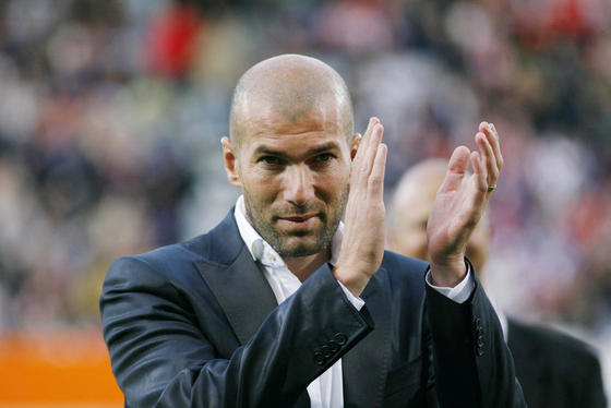 Christophe Alévêque : « Zidane est con comme une bit* », « Ce mec est une put* »