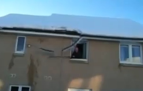 Méthode pour déneiger un toit (VIDEO)