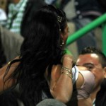 Virée du stade pour avoir montré ses seins (VIDEO)