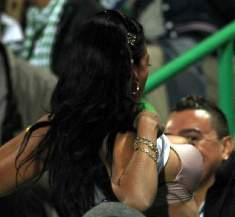 elle montre ses seins stade