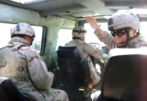 Soldat américain qui fait une blague à ses potes (VIDEO)