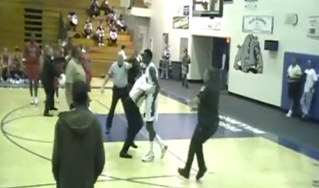 Basket : Un joueur s’en prend à l’arbitre (VIDEO)