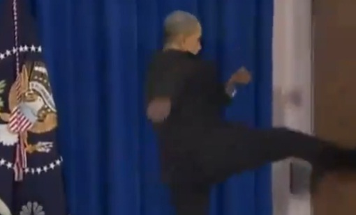 Barack Obama défonce une porte (VIDEO)