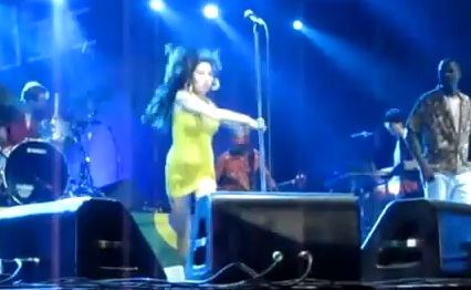 Ivre, Amy Winehouse se ramasse sur scène (VIDEO)