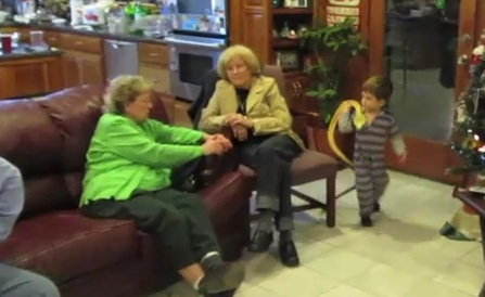 Il tente de piéger sa mamie avec un faux serpent (VIDEO)