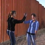 Elles escaladent la frontière américano-méxicaine en 15 secondes (VIDEO)