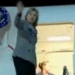 Hillary Clinton tombe en montant dans son avion (VIDEO)