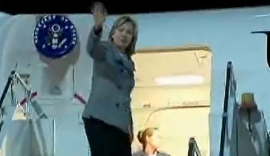 Hillary Clinton tombe en montant dans son avion (VIDEO)