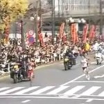 Un marathonien japonais fait la bêtise de sa vie (VIDEO)