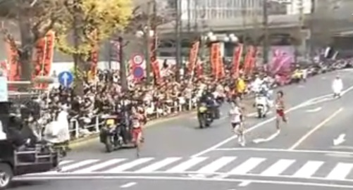 Un marathonien japonais fait la bêtise de sa vie (VIDEO)