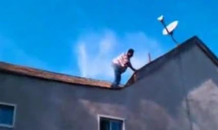 Choc : il rate son salto arrière du haut d’un bâtiment (VIDEO)