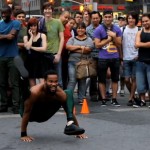 Des acrobates de rue font le show à New York (VIDEO)