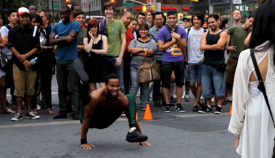 Des acrobates de rue font le show à New York (VIDEO)