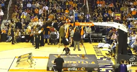 Basket : Il rentre dans le panier avec le ballon après un dunk (VIDEO)