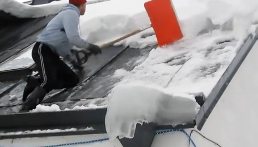 Régis déblaye la neige sur son toit (VIDEO)