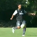 Ronaldinho marque un but en frappant de derrière la cage (VIDEO)