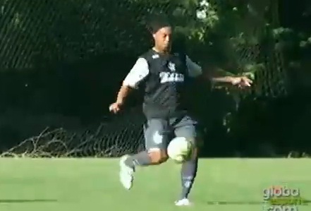 Ronaldinho marque un but en frappant de derrière la cage (VIDEO)