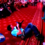 A vouloir en faire trop, un cameraman se fait écraser (VIDEO)