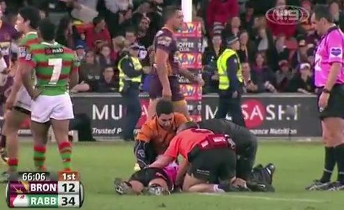 Choc : un rugbyman met l’arbitre KO d’un coup de genoux (VIDEO)
