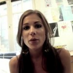 Elle fixe une micro-caméra sur ses fesses et filme les regards (VIDEO)