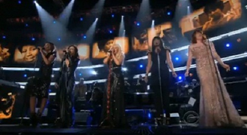 La chute de Christina Aguilera aux Grammy Awards (VIDEO)