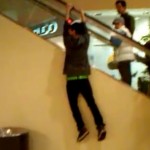 Choc : il se fait très mal en jouant avec l&rsquo;escalator (VIDEO)