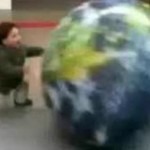 Il assome son fils avec un gros ballon (VIDEO)
