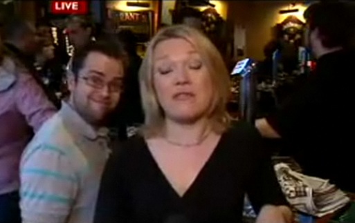 Il tape l’incruste en direct à la télé (VIDEO)