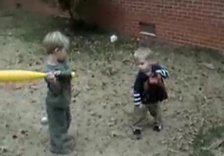 Il assome son petit frère avec une batte en plastique (VIDEO)