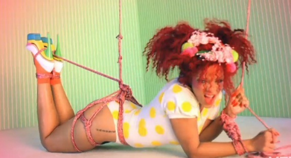 Rihanna – S&M (CLIP)