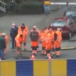 Belgique : 15 ouvriers pour reboucher un nid de poule (VIDEO)