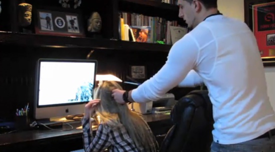 Il coupe les cheveux de sa copine…par surprise (VIDEO)